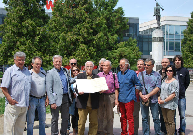 Пет минута громогласне тишине